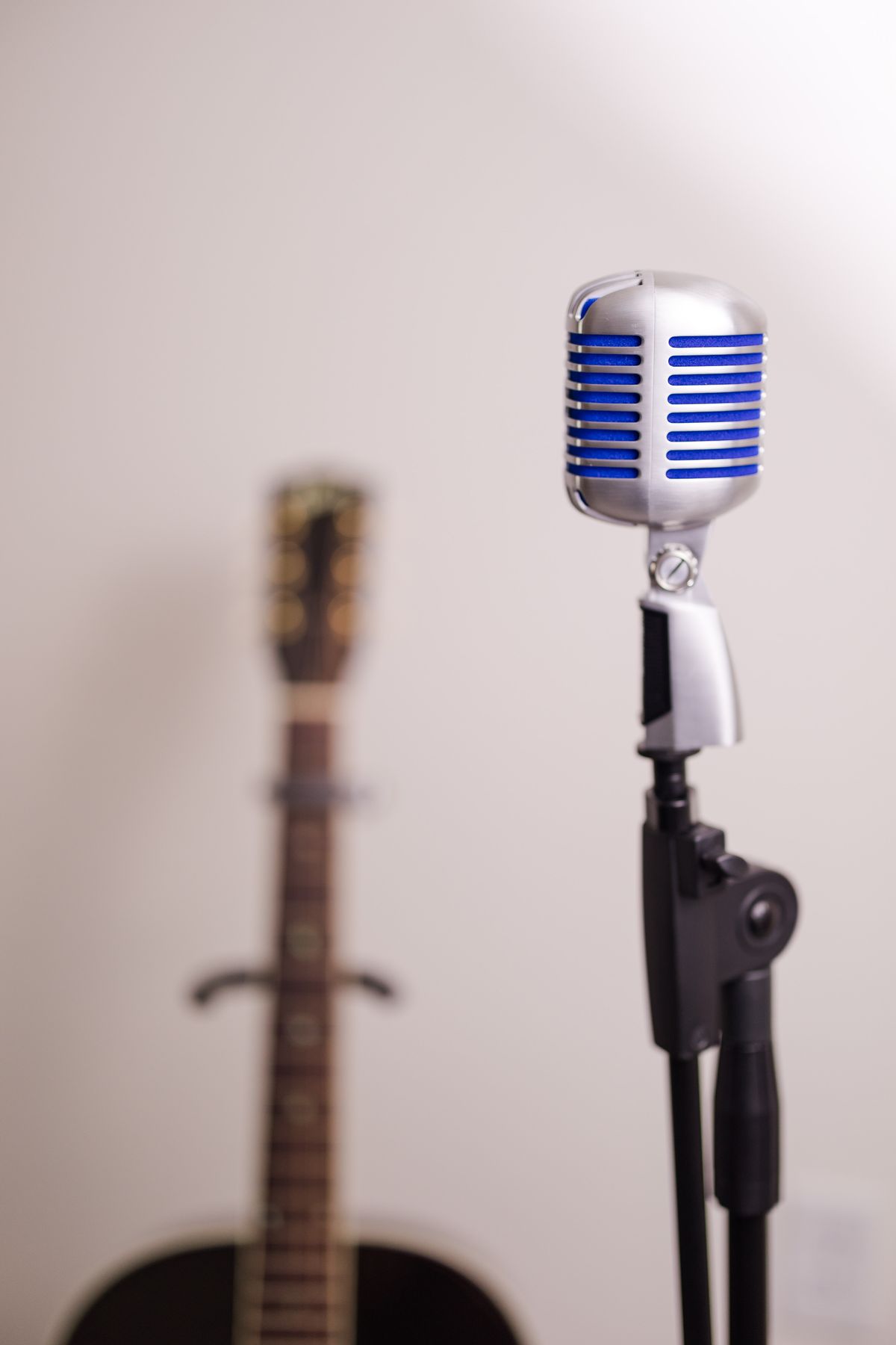 Microfone vintage e violão