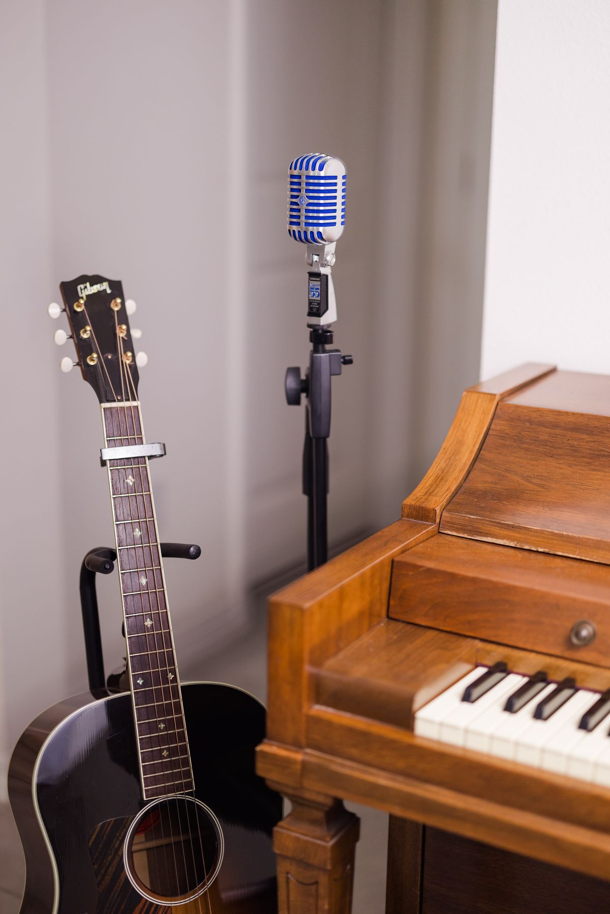 Violão, microfone e piano no estúdio de Paulo Lara